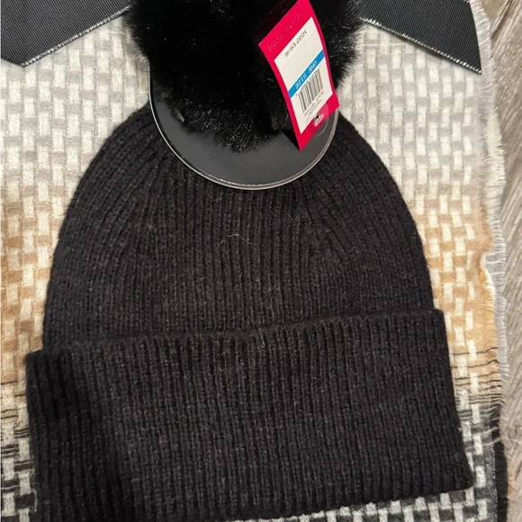 Vince Camuto Black Pom-Pom Beanie for Women - Picture 4 of 6